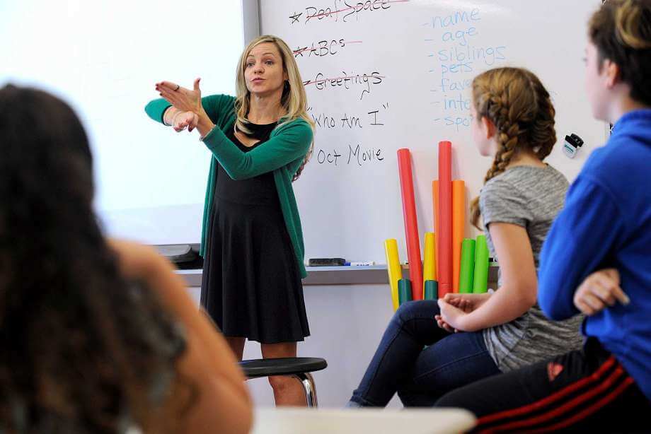 Identifying and facilitating the students with deafness/ hard of hearing at school